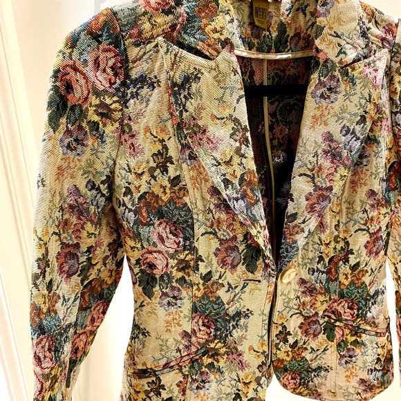 Retro & Vintage Inspired Floral Blazer - Picture 2 of 5